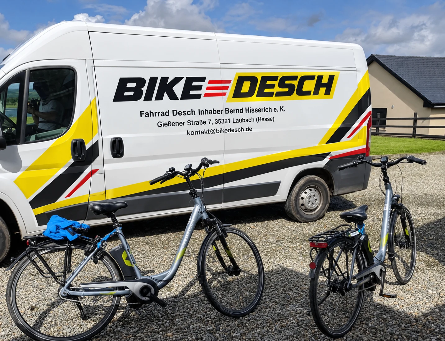 Livraison Bike Desch : deux vélos devant le camion de livraison