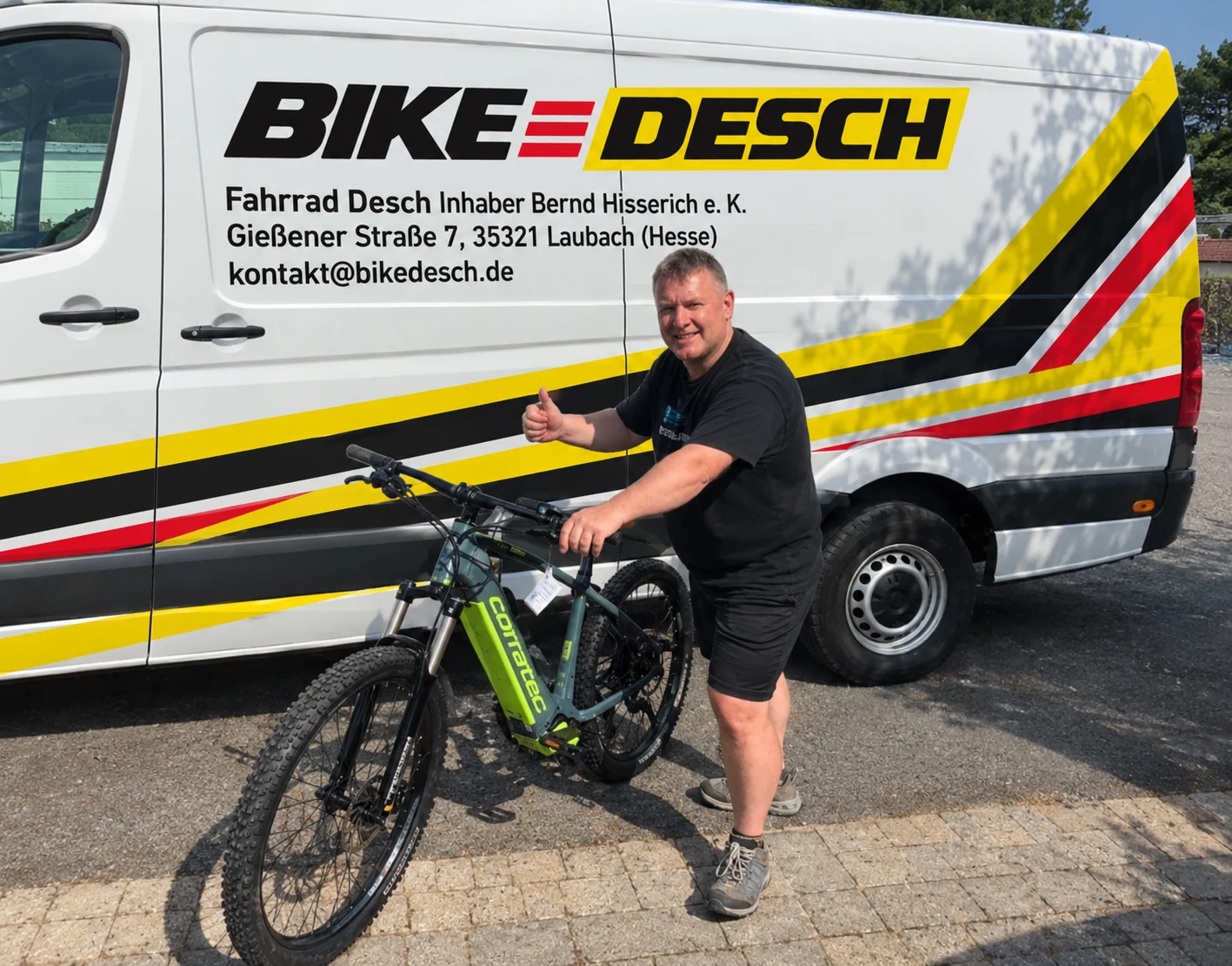 Client avec son VTT vert lors de la livraison