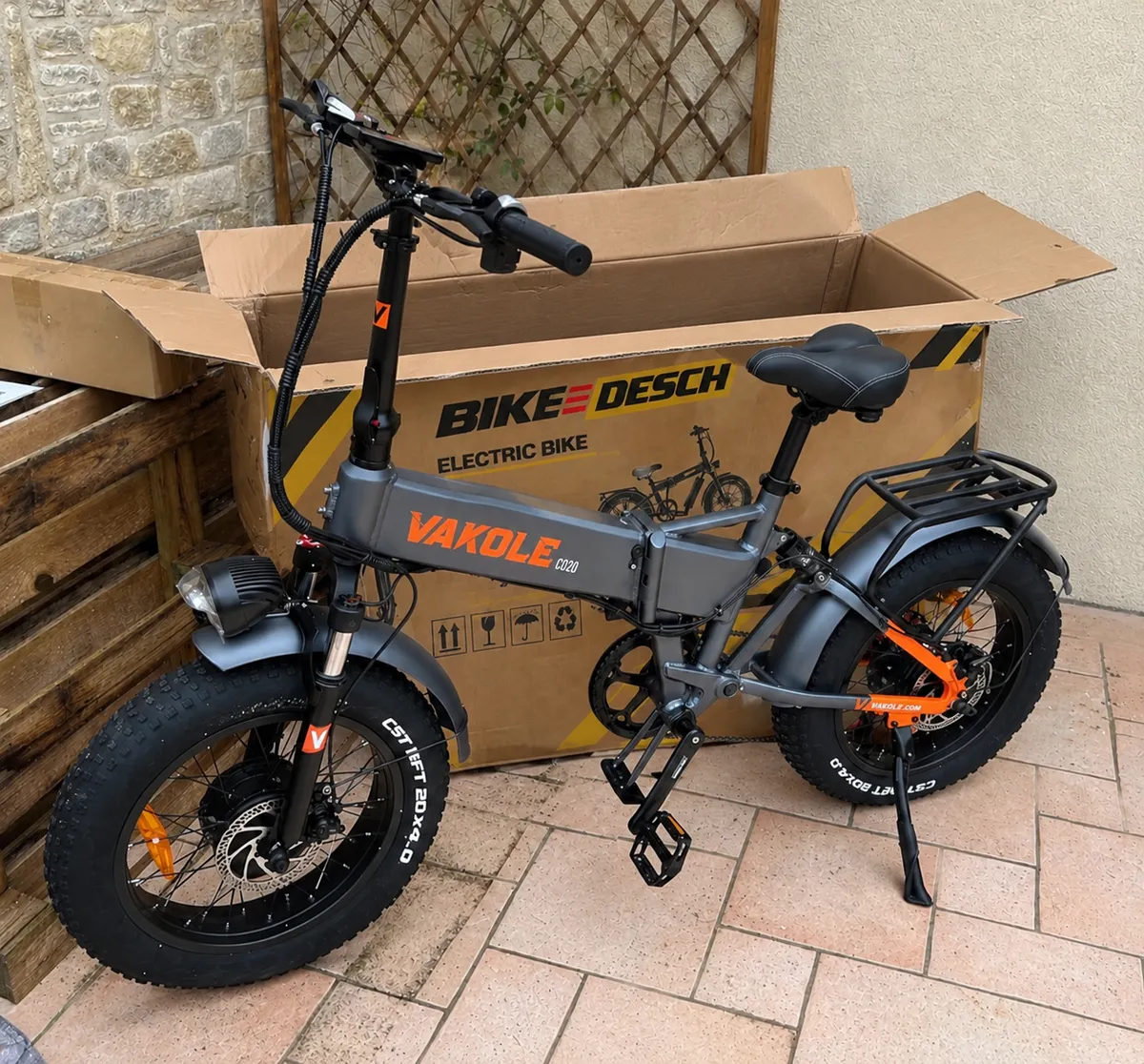 Vélo électrique pliable monté et livré, son carton ouvert à côté